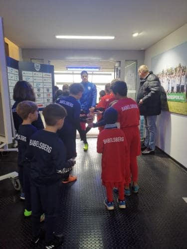 Fussballkids im Kabinengang direkt vor dem Einlaufen ins Stadion